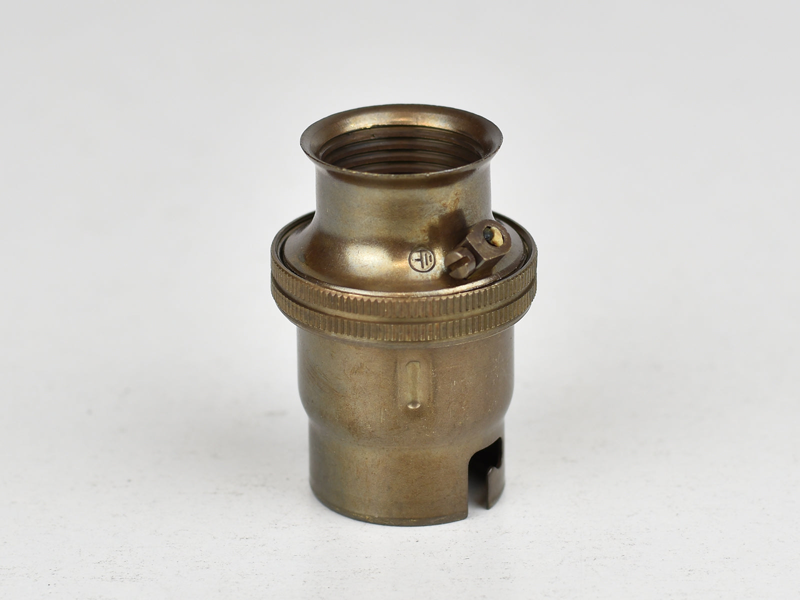 B22 Brass Bulb Holder | 20mm Conduit Fitting | Plain Old English Brass - Vendimia Lighting Co.