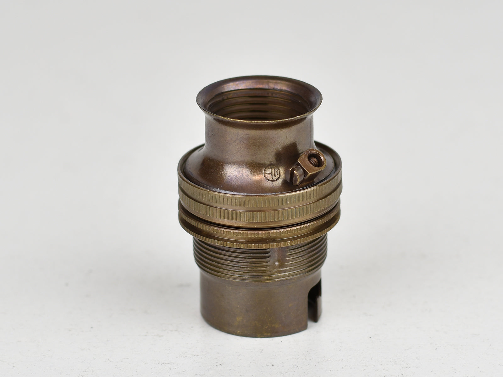 B22 Brass Bulb Holder | 20mm Conduit Fitting | Threaded Old English Brass - Vendimia Lighting Co.