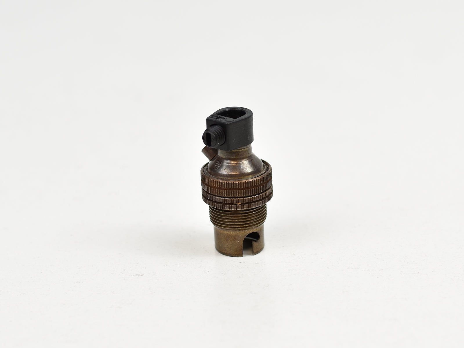 B15 Brass Bulb Holder | Threaded Skirt | Old English Brass - Vendimia Lighting Co.